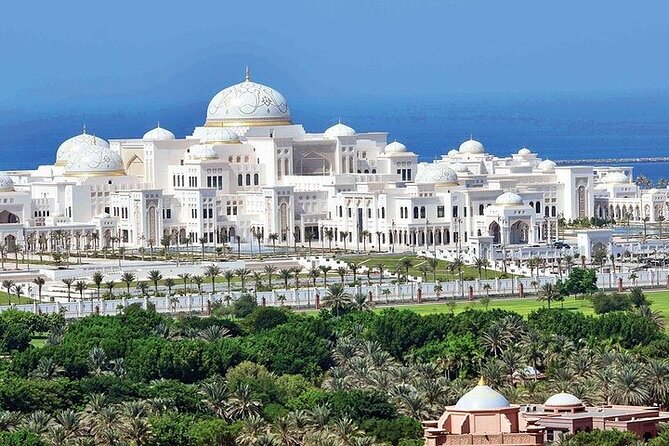 Abu Dhabi City Tour in 4x4 Private Vehicle - Emirates Palace: luxury from the outside, with entry extra