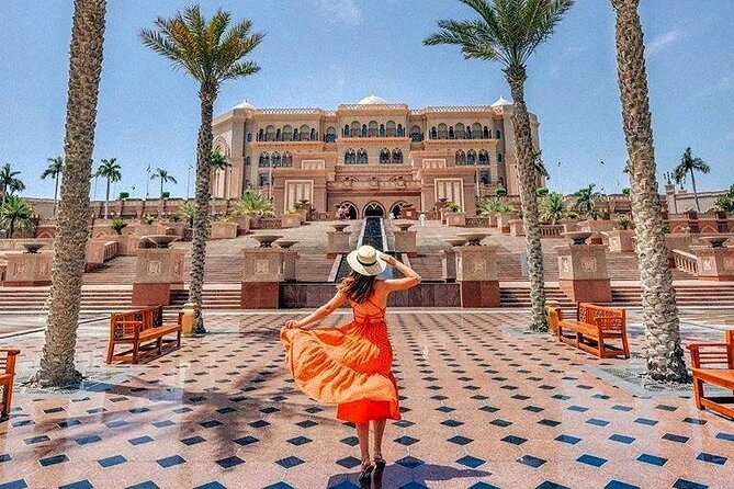 Abu Dhabi City Tour of Grand Mosque, Palace, Louvre, and Ferrari - Yas Mall: the sensible lunch pause
