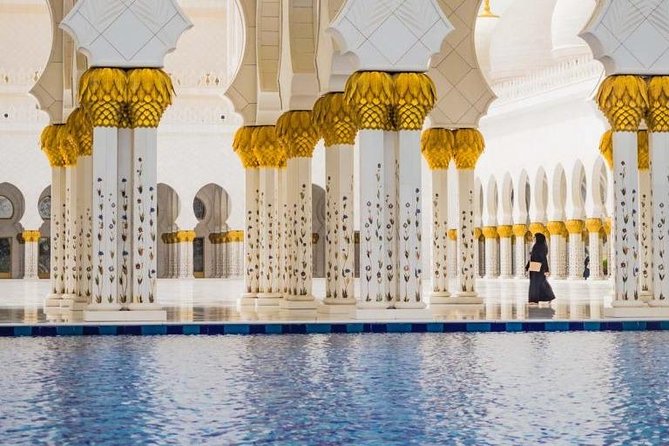 Abu Dhabi City Tour with Buffet Lunch - Abu Dhabi from Dubai: a long day with a clear focus