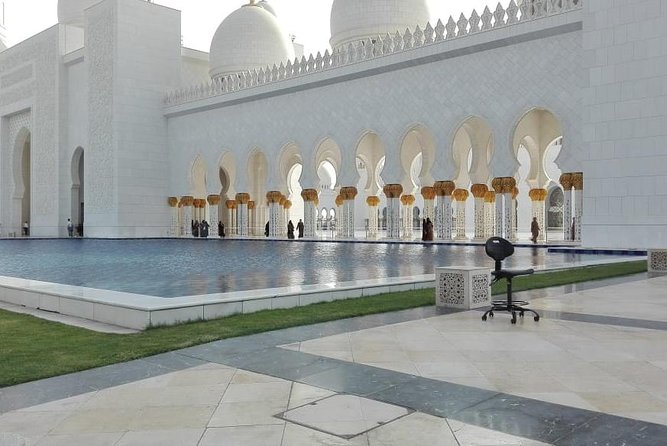 Abu Dhabi Sightseeing with Sheikh Zayed Grand Mosque & Louvre Abu Dhabi Private - The Corniche gives you a moving city view