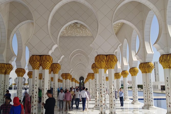 Day Tour of Abu Dhabi from Dubai - Emirates Palace and the limits of an outside photo stop