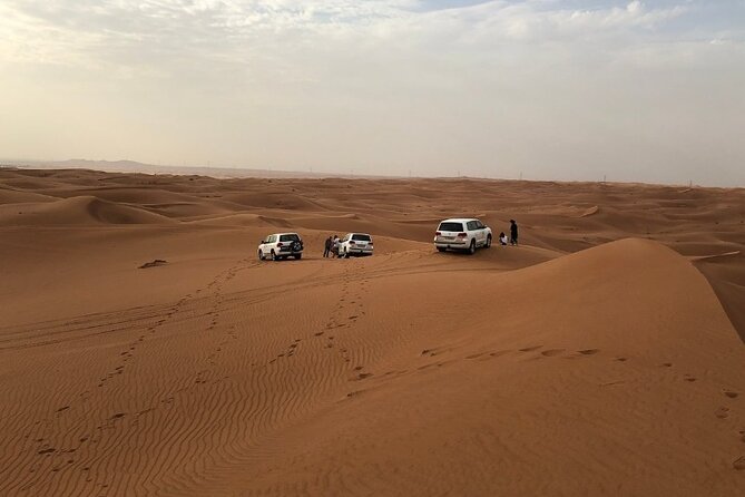 Desert Safari Dubai - The desert stop: costumes, henna, and souvenir browsing
