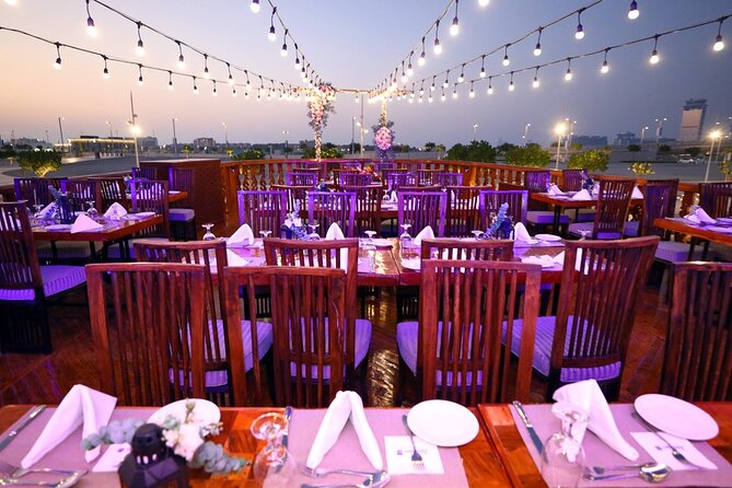 Dhow Cruise Dinner Marina - Entertainment on the illuminated Marina water