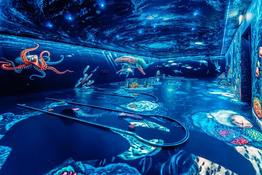 Dubai: 3D Glow-in-the-Dark Blacklight Mini Golf Experience - Entering the 3D blacklight course in JBR