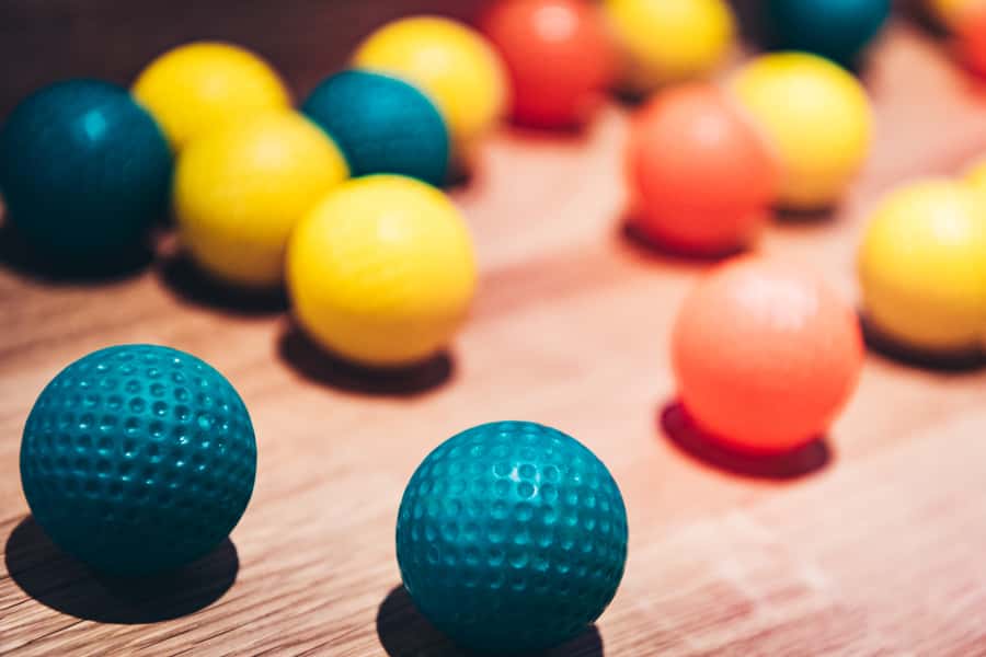 Dubai: 3D Glow-in-the-Dark Blacklight Mini Golf Experience - Why the indoor setting matters in Dubai