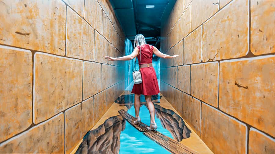 Dubai: 3D World Trick-Art Selfie Museum Entrance - Taking photos with help from the staff