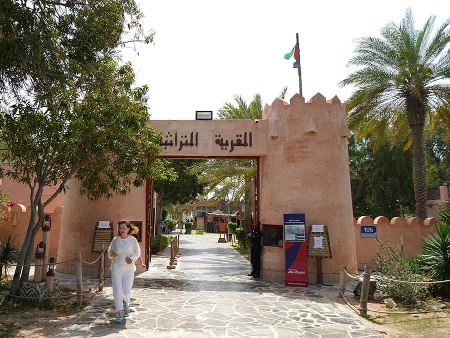 Dubai & Abu Dhabi: 2-Day Tour with Desert Safari - One trip, two very different emirates