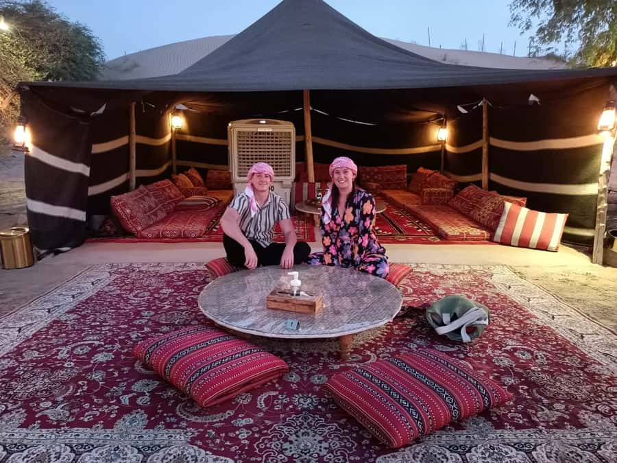 Dubai: Al Marmoom and Al Qudra Lakes Guided Tour with Dinner - Camels, falcons, and the evening program