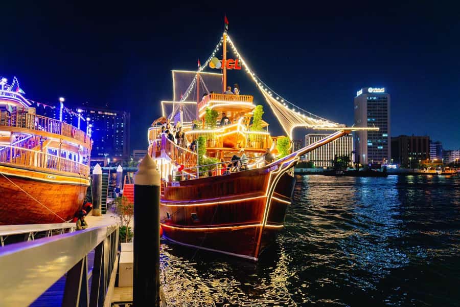 Dubai: Al Seef Largest Dhow Dinner Cruise with Live Show - Dinner with barbecue and vegetarian choices