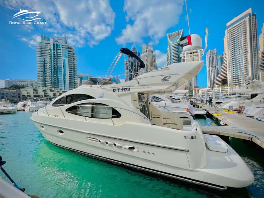Dubai: Azimut 42 Feet Private Luxury Yacht Cruise - What a 42-foot Azimut feels like onboard