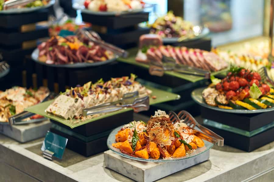 Dubai: Buffet Dinner at Saffron in Atlantis the Palm - Starting with sushi, sashimi, and seafood