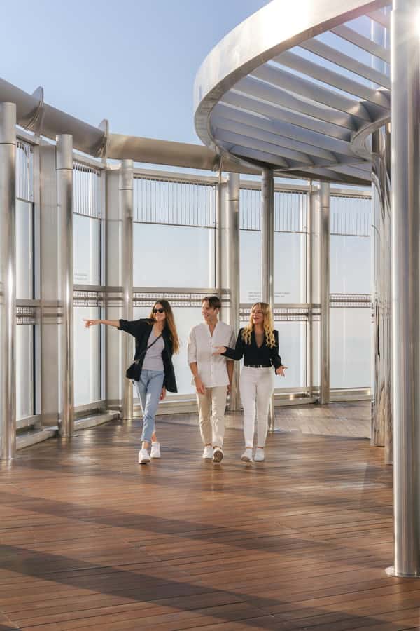Dubai: Burj Khalifa Levels 124 & 125 Entry Ticket + Options - Café treats, souvenirs, and Dubai Aquarium options