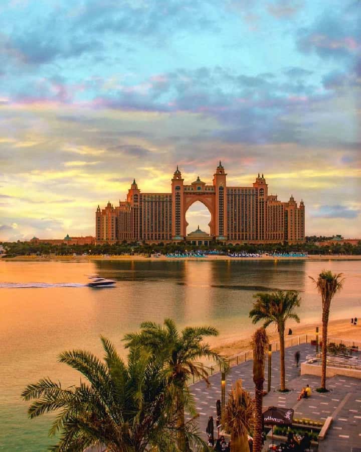 Dubai: City Highlights Private Layover Tour with Transfer - What the guide adds to the drive