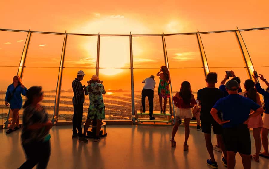 Dubai: Dinner at The View the Palm Observatory - Why the sunset timing matters at The View