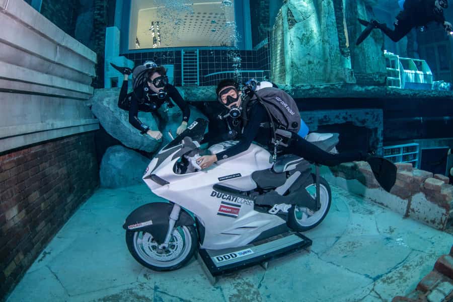 Dubai: Discover Scuba Dive for Beginners at Deep Dive - The descent to 12 meters and the underwater city