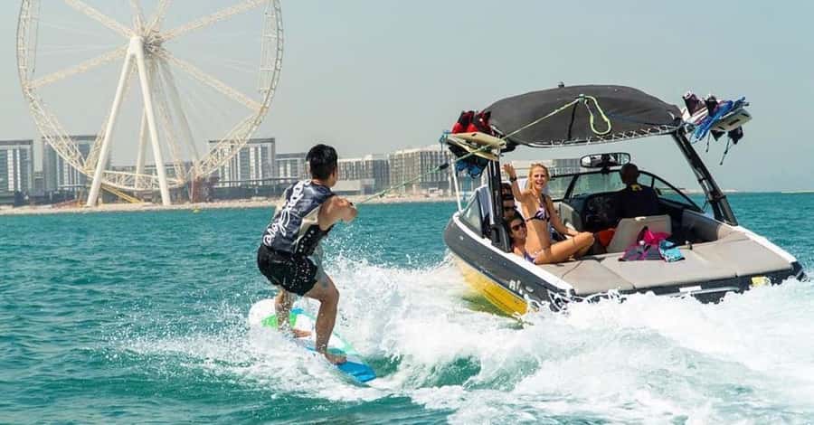 Dubai: Dubai Marina Wakesurfing or Wakeboarding Experience - Dubai Marina makes the lesson part sightseeing trip