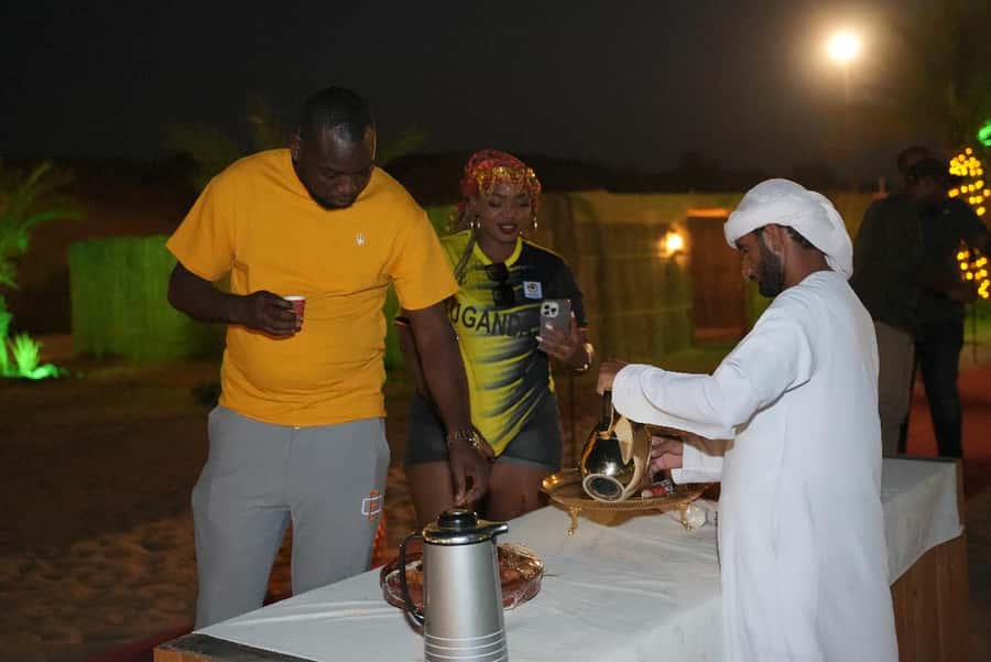 Dubai: Experience 60 Minutes Quad bike & BBQ Dinner - Camel rides and the falcon photo stop