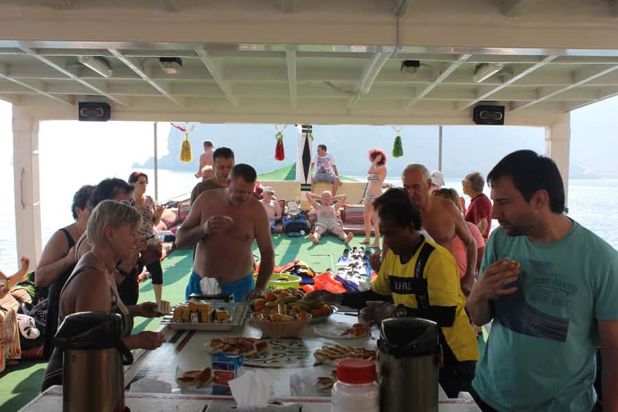 Dubai: Full-Day Sea Safari to Musandam - Swimming and snorkeling in a quiet bay