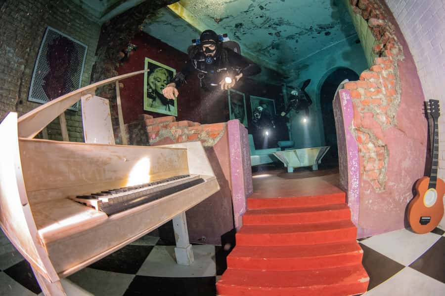 Dubai: Guided Scuba Dive for Certified divers at Deep Dive - Exploring the submerged city