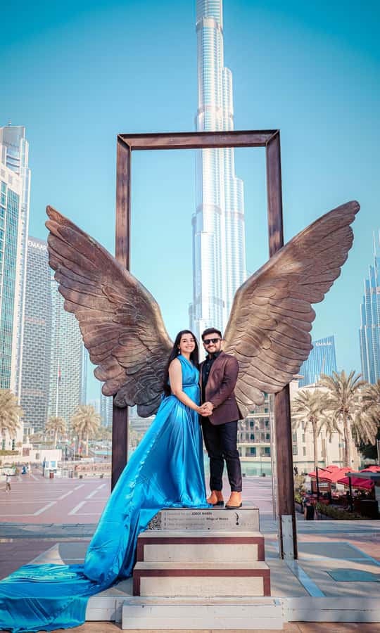 Dubai: Iconic Burj Khalifa Pre-Wedding Photoshoot - Clothes, shoes, and bags can affect the session