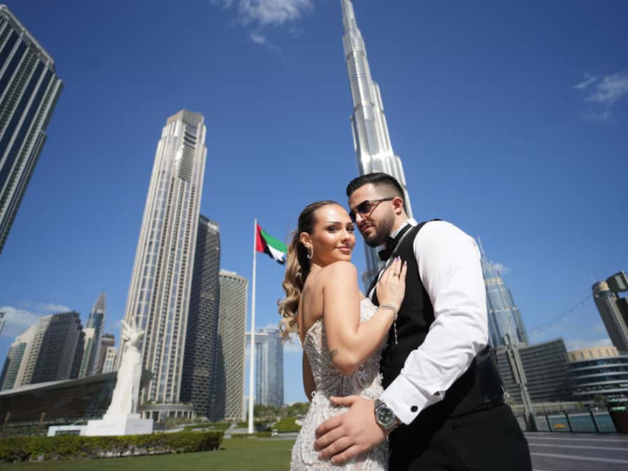 Dubai: Iconic Burj Khalifa Pre-Wedding Photoshoot - Burj Ceni adds a different city setting