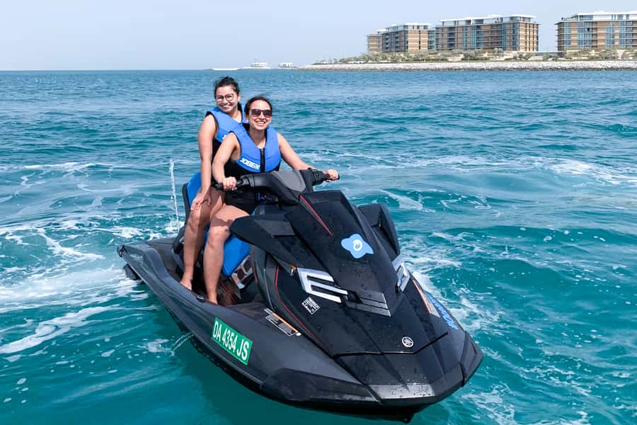 Dubai: Jetski Ride up to 2 People with Photos & Refreshments - Water, lockers, and the small comforts afterward
