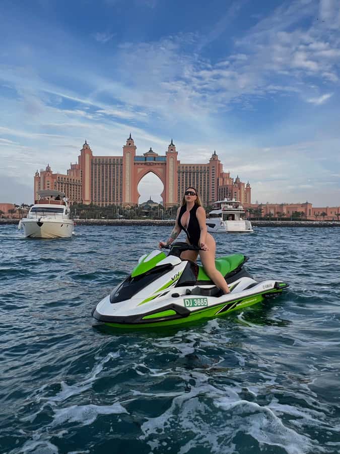Dubai: Jetski Tour to Dubai Eye, JBR, Palm & Burj Al Arab - What the guide adds to the experience