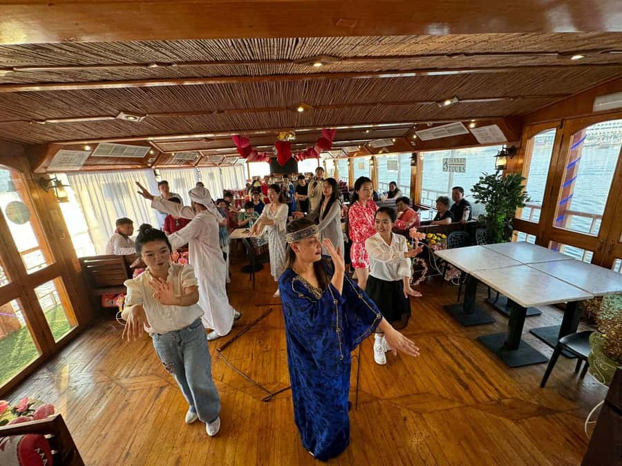 Dubai: Luxury Dinner Cruise with Live Music - Who should book this dhow cruise?