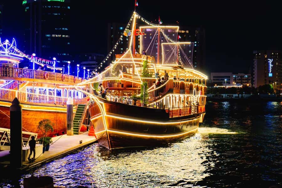 Dubai: Luxury Dinner Cruise with Live Music - Boarding the dhow and settling in