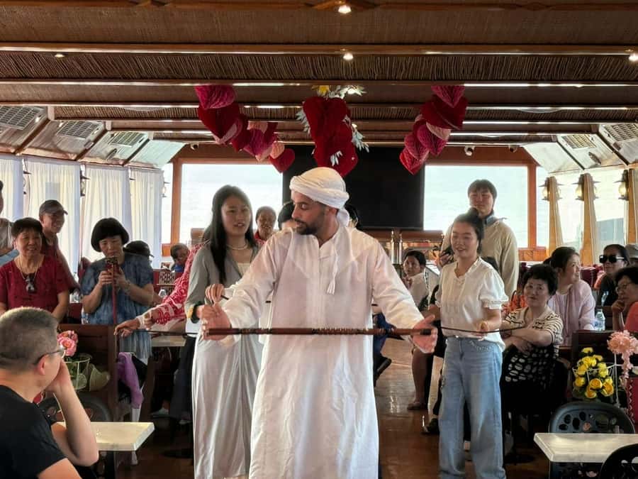Dubai: Luxury Dinner Cruise with Live Music - What dinner is really like
