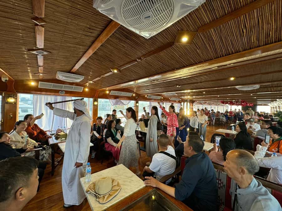 Dubai: Luxury Dinner Cruise with Live Music - Tanoora dance and live music