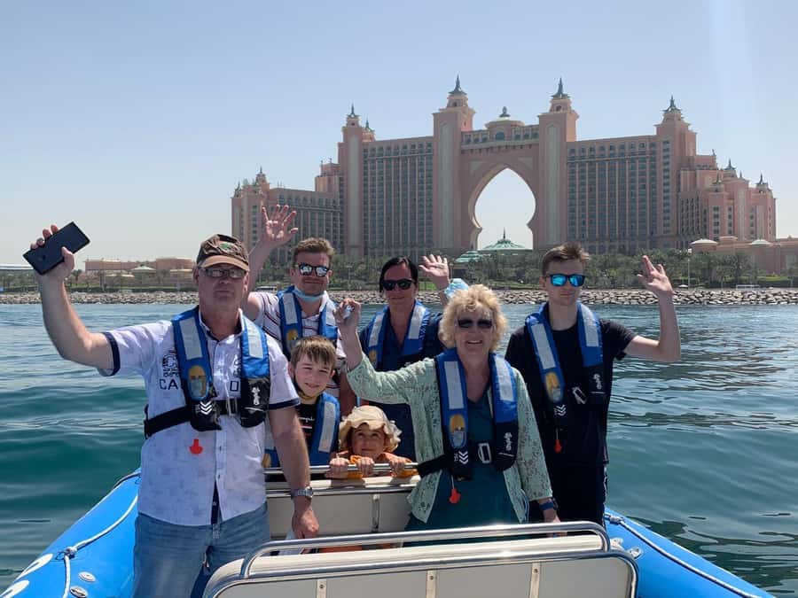 Dubai Marina : 1.5-Hour Atlantis Sightseeing Speedboat Tour - How the guides shape the experience