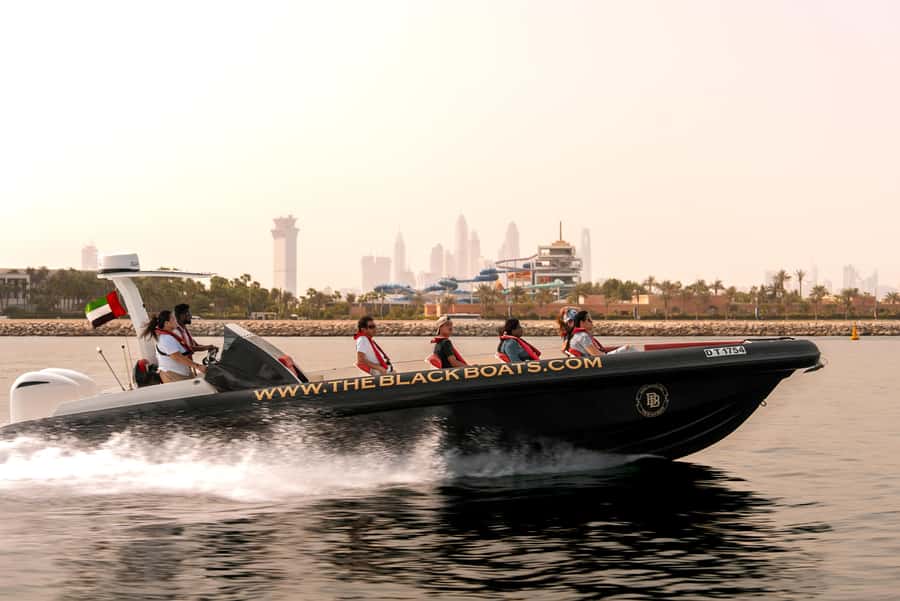 Dubai Marina: 1-Hour Luxury Sightseeing Speedboat Tour - Small details that can affect your day