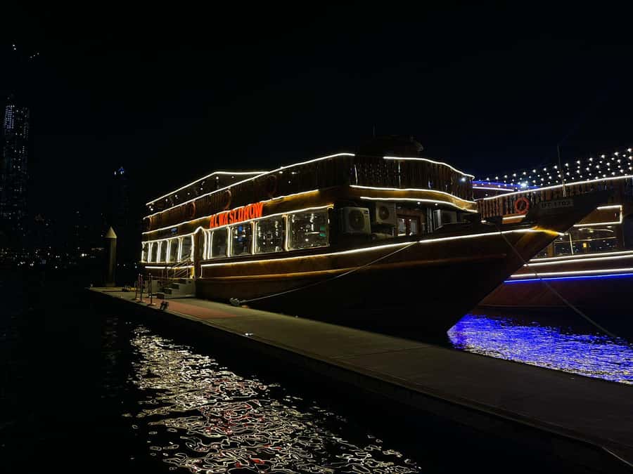 Dubai Marina Dinner Cruise with Live Entertainment(Al Wasl) - Upper deck views or air-conditioned comfort