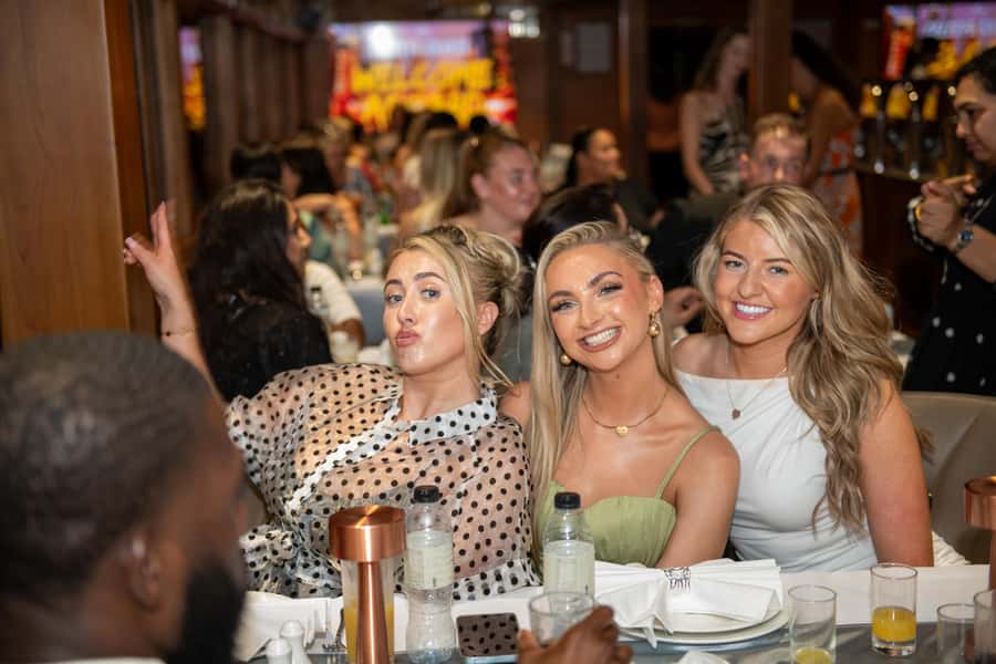 Dubai Marina: Luxury Dinner Cruise, Live Show, Open Bar & DJ - A two-hour evening on the water