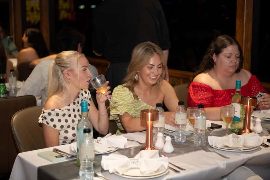 Dubai Marina: Luxury Dinner Cruise, Live Show, Open Bar & DJ - The entertainment: more party than quiet dinner