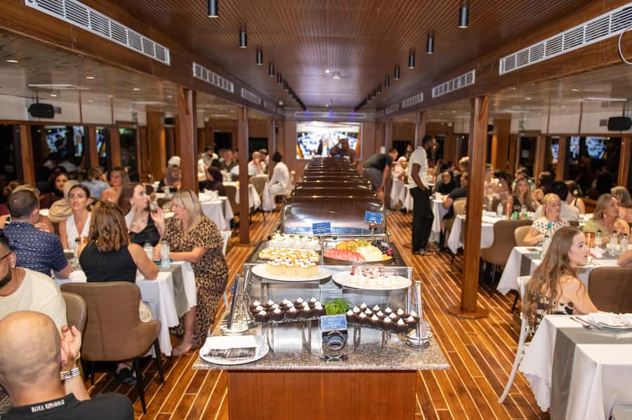 Dubai Marina: Luxury Dinner Cruise, Live Show, Open Bar & DJ - Open-air views versus indoor comfort