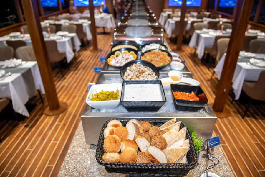 Dubai Marina: Luxury Dinner Cruise, Live Show, Open Bar & DJ - Who will enjoy this cruise most?