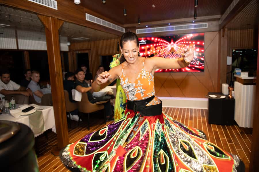 Dubai Marina: Luxury Dinner Cruise, Live Show, Open Bar & DJ - Practical tips for a smoother night