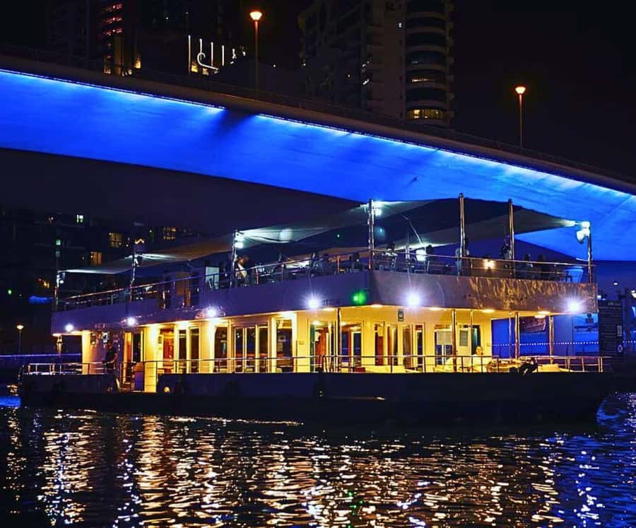 Dubai: Marina Premium Dinner Cruise with Unlimited Drinks - Music, live entertainment, and the evening mood