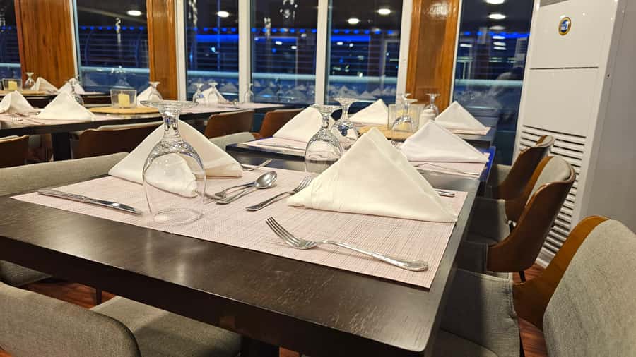 Dubai: Marina Premium Dinner Cruise with Unlimited Drinks - Why the upper deck is worth seeking out