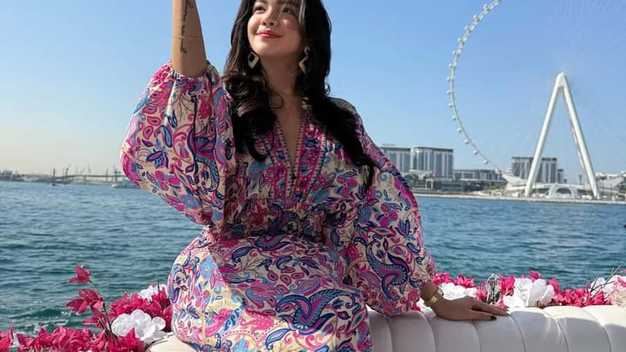 Dubai Marina: Private Boat Tour with Flower - JBR Beach and Bluewaters Island from the water