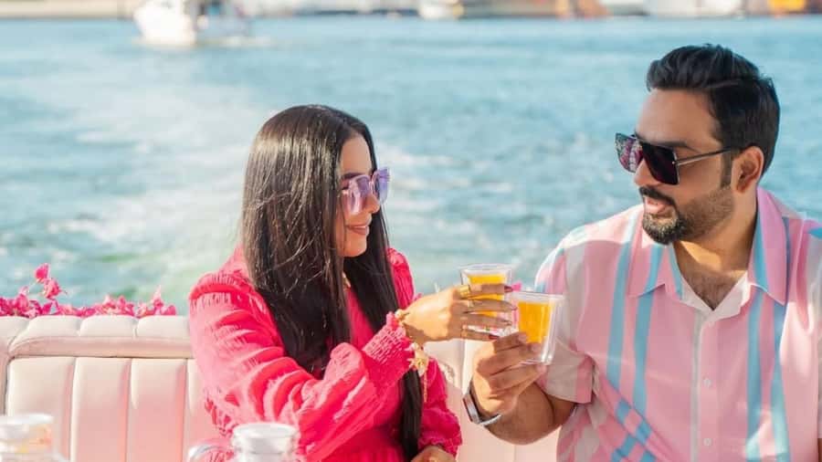 Dubai Marina: Private Boat Tour with Flower - Starting at Dubai Harbour Yacht Club