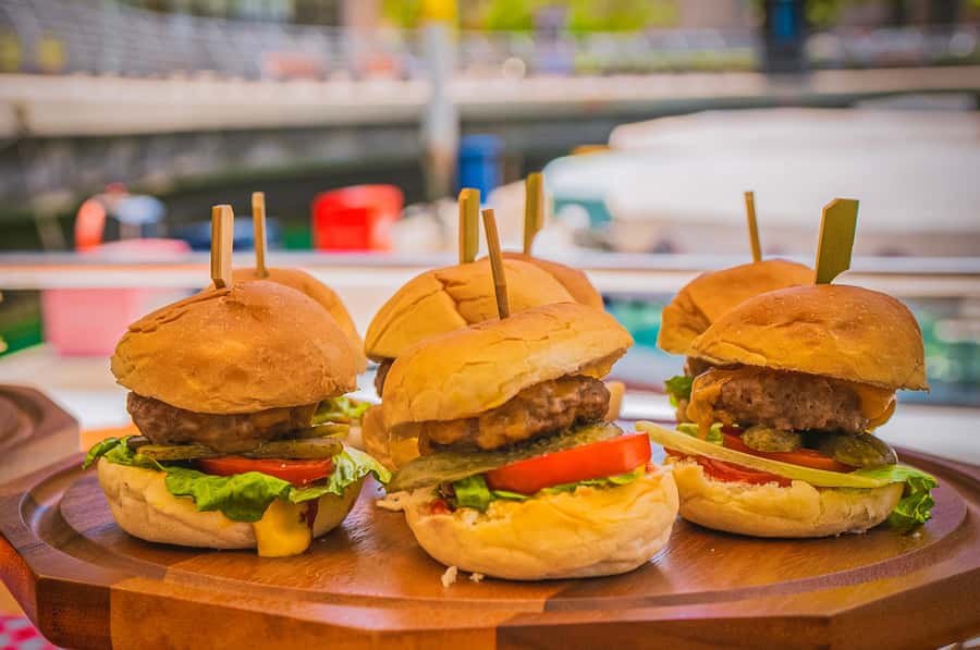 Dubai: Marina Sightseeing on Yacht with Breakfast - Boarding the yacht and settling in