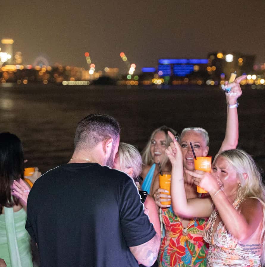 Dubai: Marina Yacht Party with BBQ, Unlimited Drinks and DJ - Final verdict: a strong party, a limited cruise