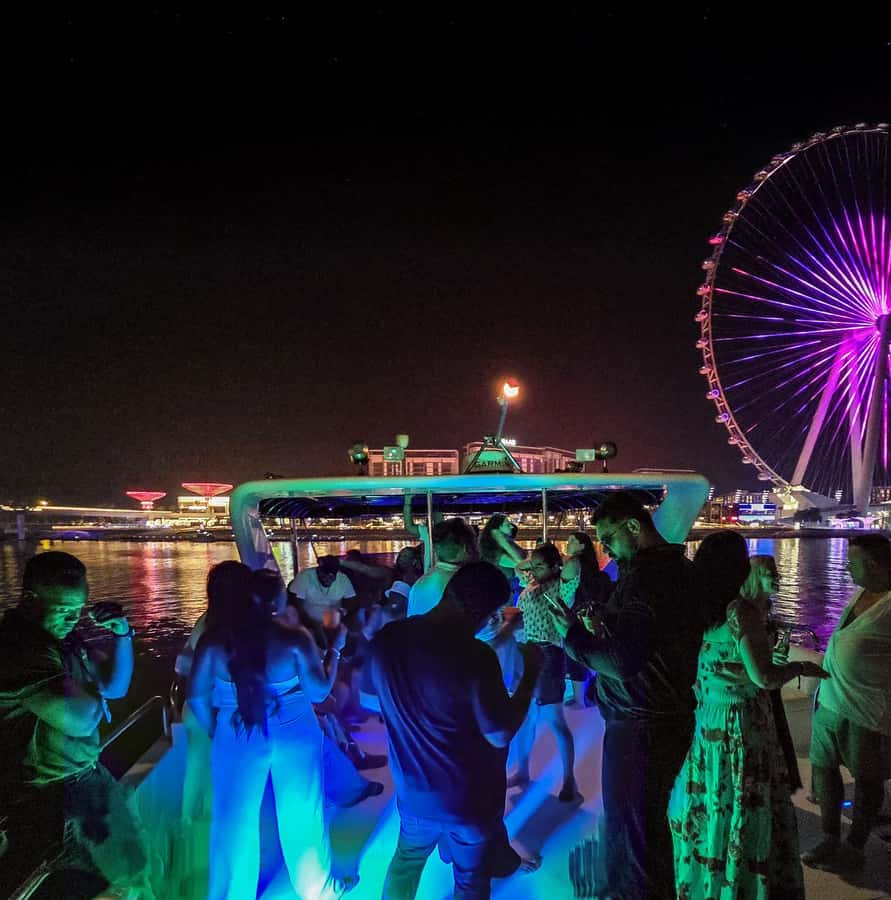 Dubai: Marina Yacht Party with BBQ, Unlimited Drinks and DJ - Unlimited drinks and the social atmosphere