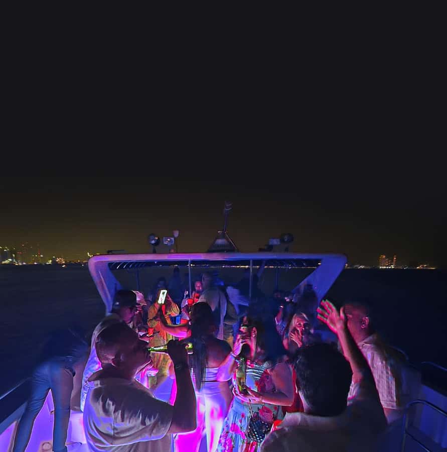 Dubai: Marina Yacht Party with BBQ, Unlimited Drinks and DJ - Boarding at Xclusive Yachts in Dubai Marina