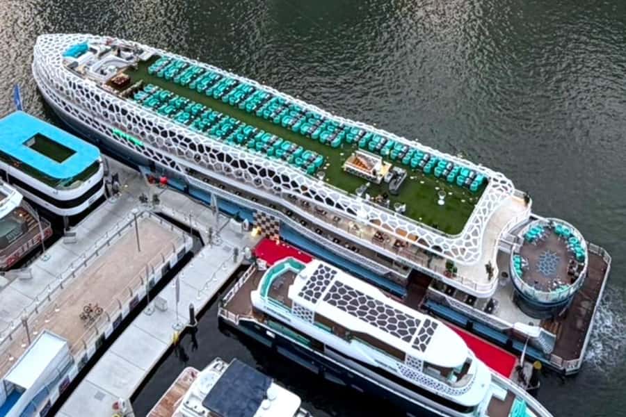Dubai: Mega Yacht Dinner Cruise with Buffet - Who Will Enjoy This Evening Most