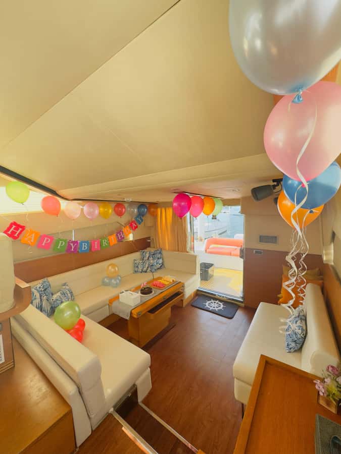 Dubai: Palm Jumeirah luxury private yacht Tour - A friendly crew and a relaxed pace