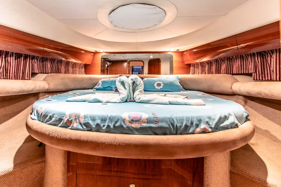 Dubai: Private Luxury Everest Yacht Cruise from Dubai Marina - What changes with one, two, three, four, or eight hours